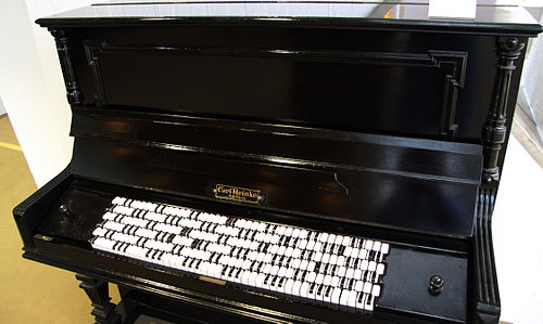 Photo d'un piano avec un clavier Jankó à 6 rangées de touches