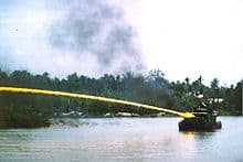 lance à napalm montée sur un bateau, peut se monter aussi sur un avion