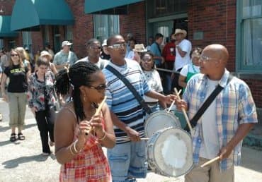 Shardé Thomas avec le Rising Star Fife and Drum Band