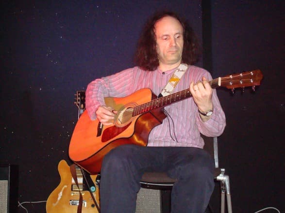 Quelqu'un qui joue du picking.