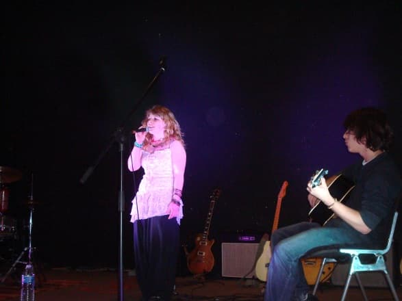 Charlotte et quelqu'un qui joue de la guitare.