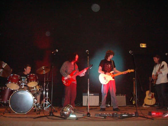 Lucas, Jean-Pierre, Nicolas et Pascal &agrave; la Guitare Magique
