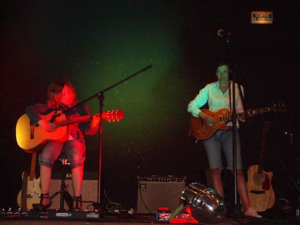 Lily-Rose et Clarisse &agrave; la Guitare Magique