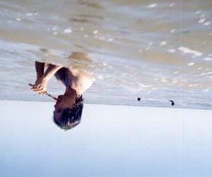 joueur de flûte sur une plage australienne